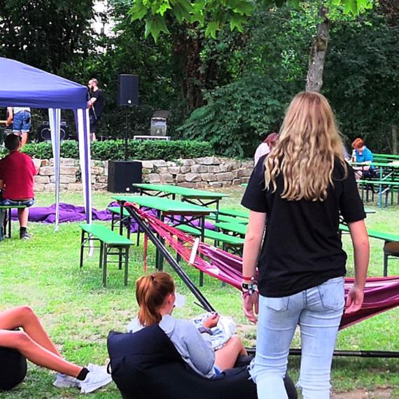 Slider im Kopf der Homepage des Flips Hallstadt, der ein Gartenfest zeigt