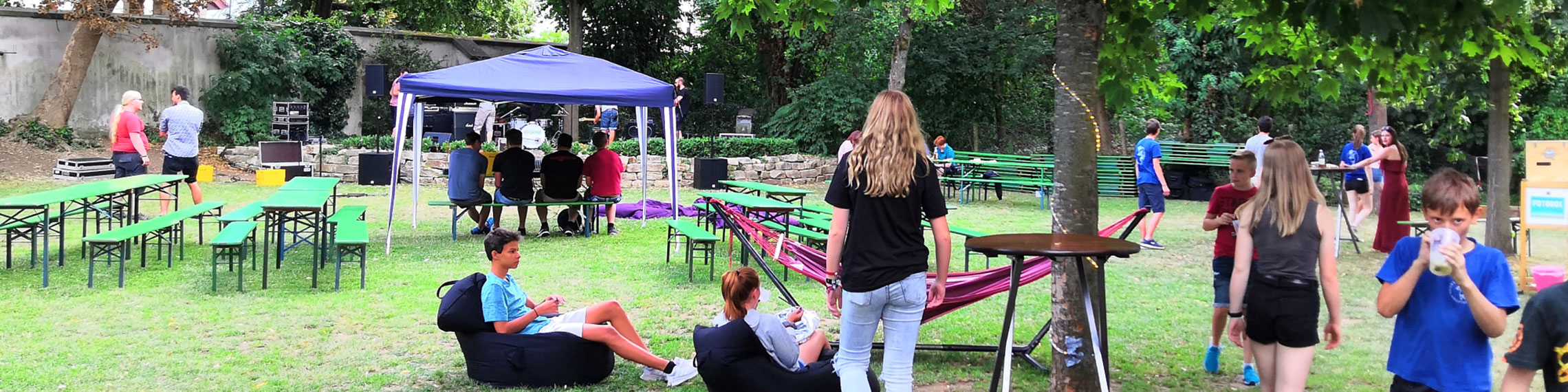 Slider im Kopf der Homepage des Flips Hallstadt, der ein Gartenfest zeigt