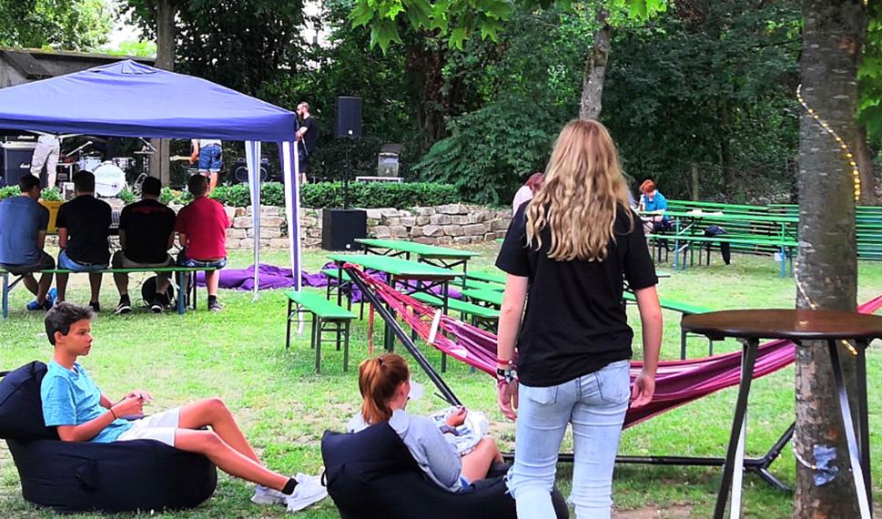 Slider im Kopf der Homepage des Flips Hallstadt, der ein Gartenfest zeigt