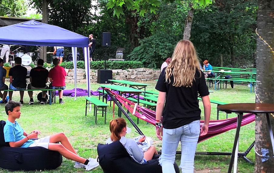 Slider im Kopf der Homepage des Flips Hallstadt, der ein Gartenfest zeigt